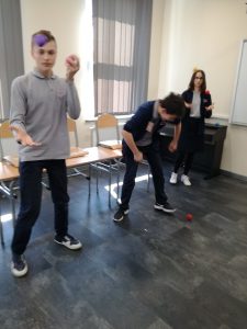 Żonglowanie na lekcji biologii w klasie VII